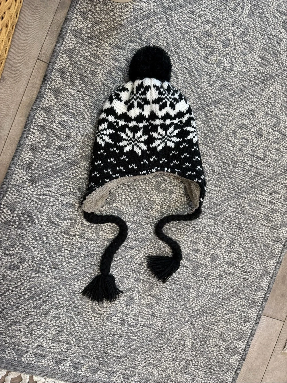 Peruvian-style winter hat features a Nordic snowflake pattern